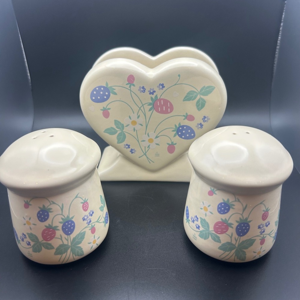 Vintage Treasure Craft Auntie Em Berry Napkin Holder Salt Pepper Shakers 1986